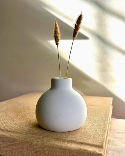 The Grey Blend® Concrete Round Vase | Small Flower Vase for Living Room & Home Decor | White Vase | Mini Flower Pot for Table, Aesthetic Dining Centrepiece (White)